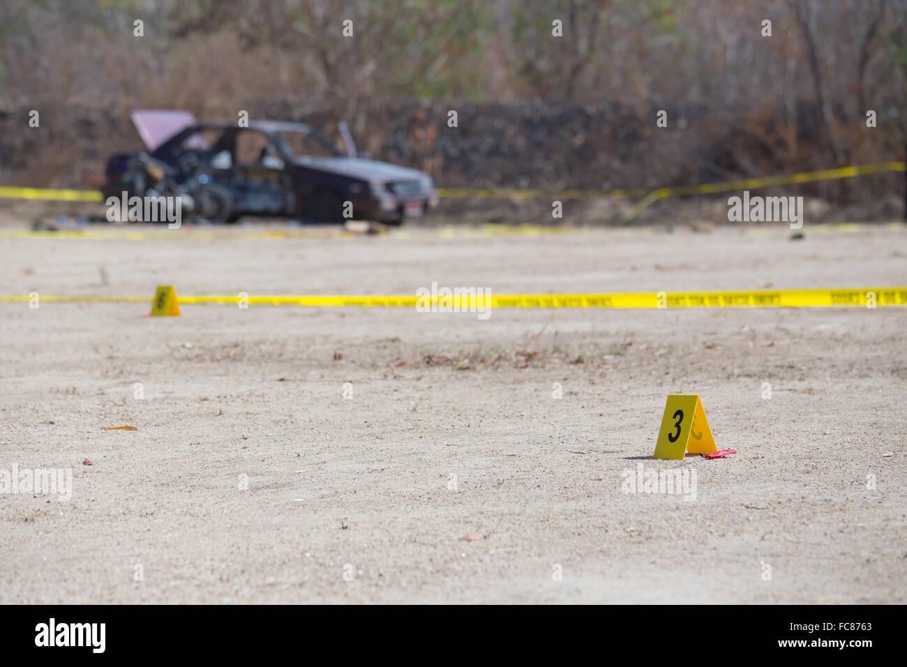 Preuve jaune numéro de série dans la voiture piégée crime scene Banque D'Images