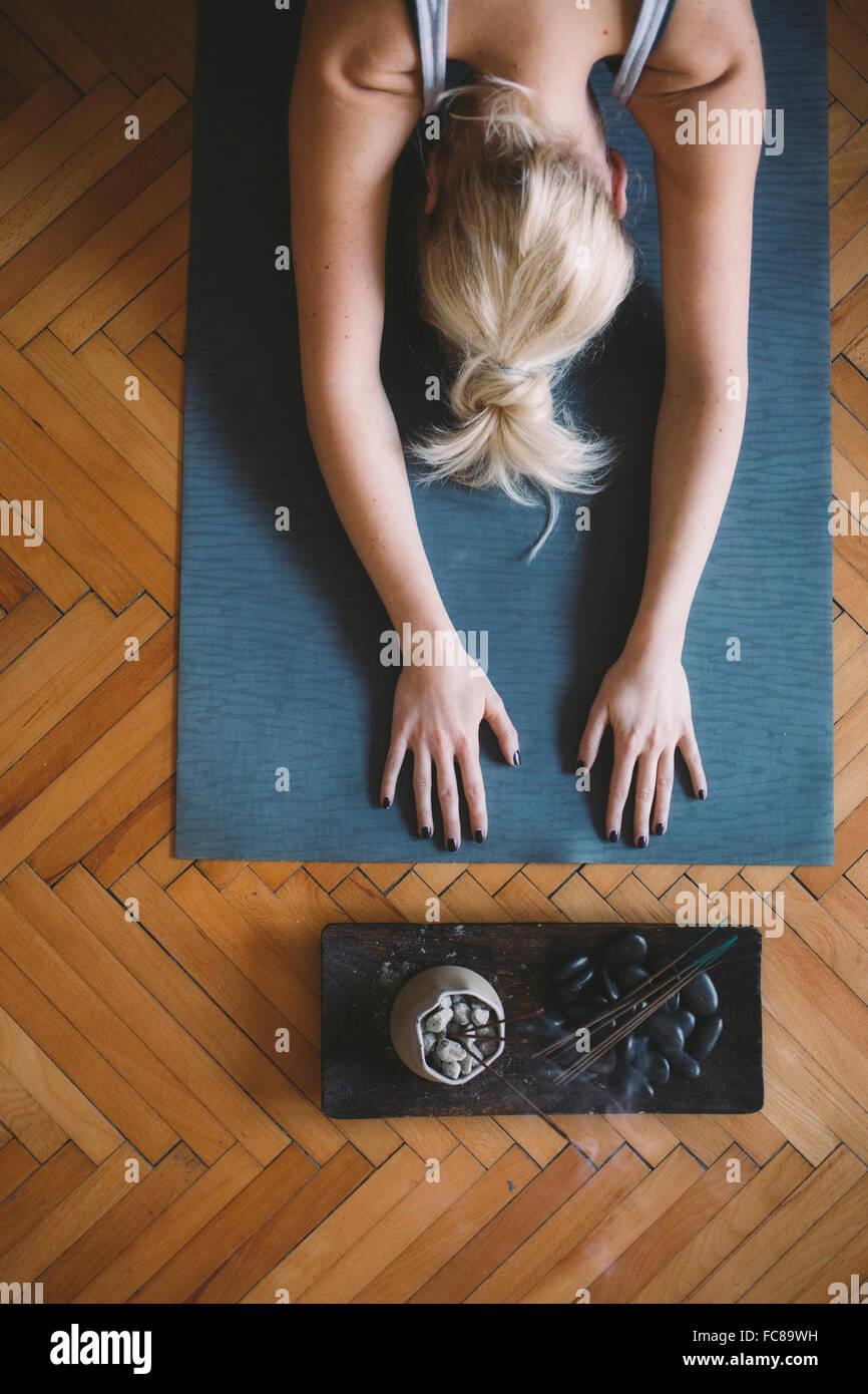 Caucasian woman practicing yoga in studio Banque D'Images