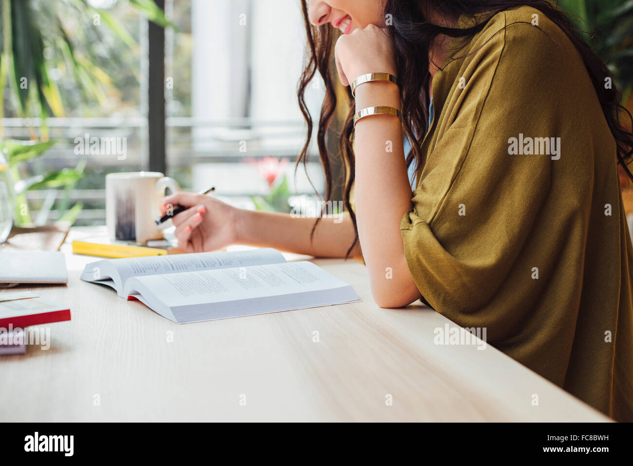 Caucasian woman studying at desk Banque D'Images