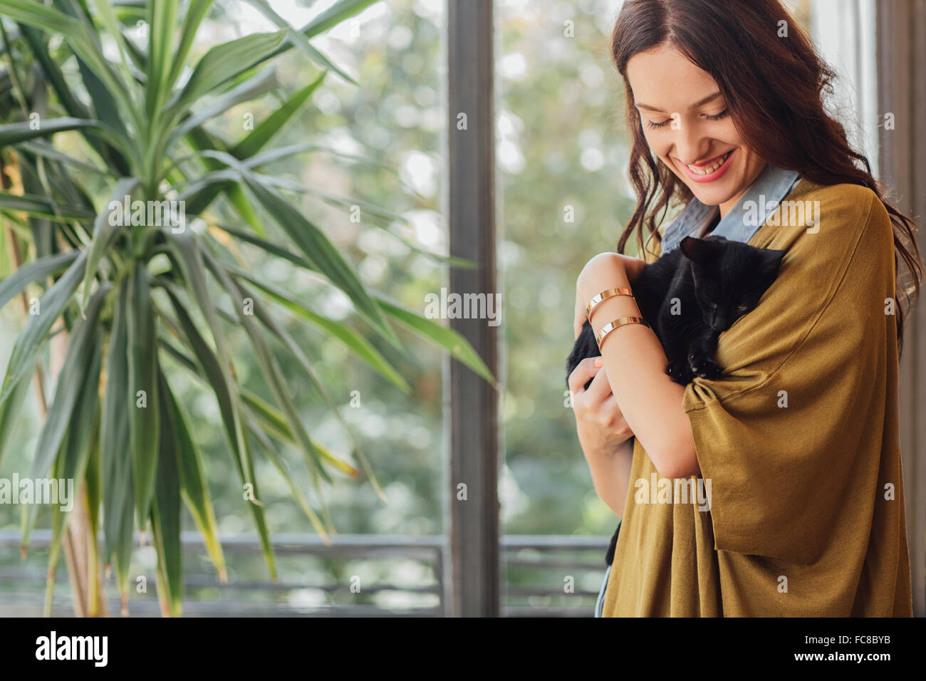 Caucasian woman holding kitten Banque D'Images