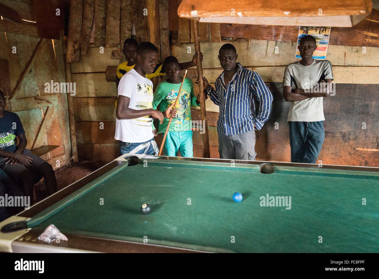 Un jeune homme jouant au billard dans la hutte, Jinja, Ouganda, Afrique du  Sud Photo Stock - Alamy