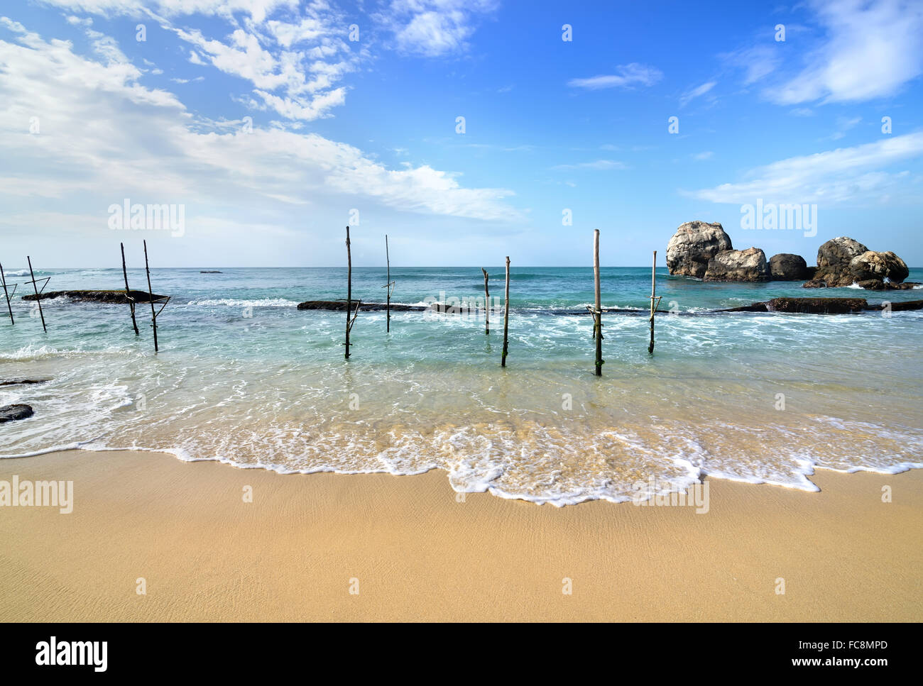 Poteaux en bois pour la pêche sur une plage de l'océan indien au Sri Lanka Banque D'Images