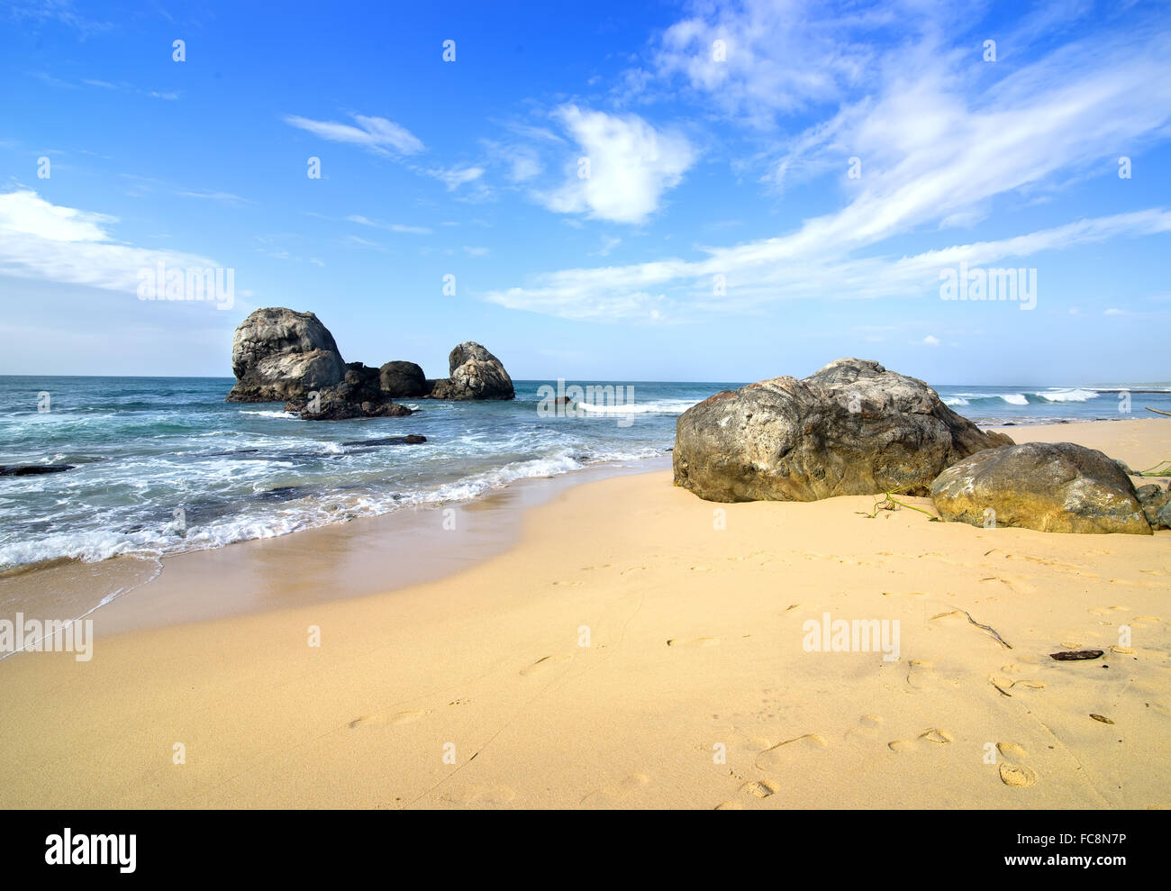 Gros cailloux dans l'océan et sur une plage du Sri Lanka Banque D'Images