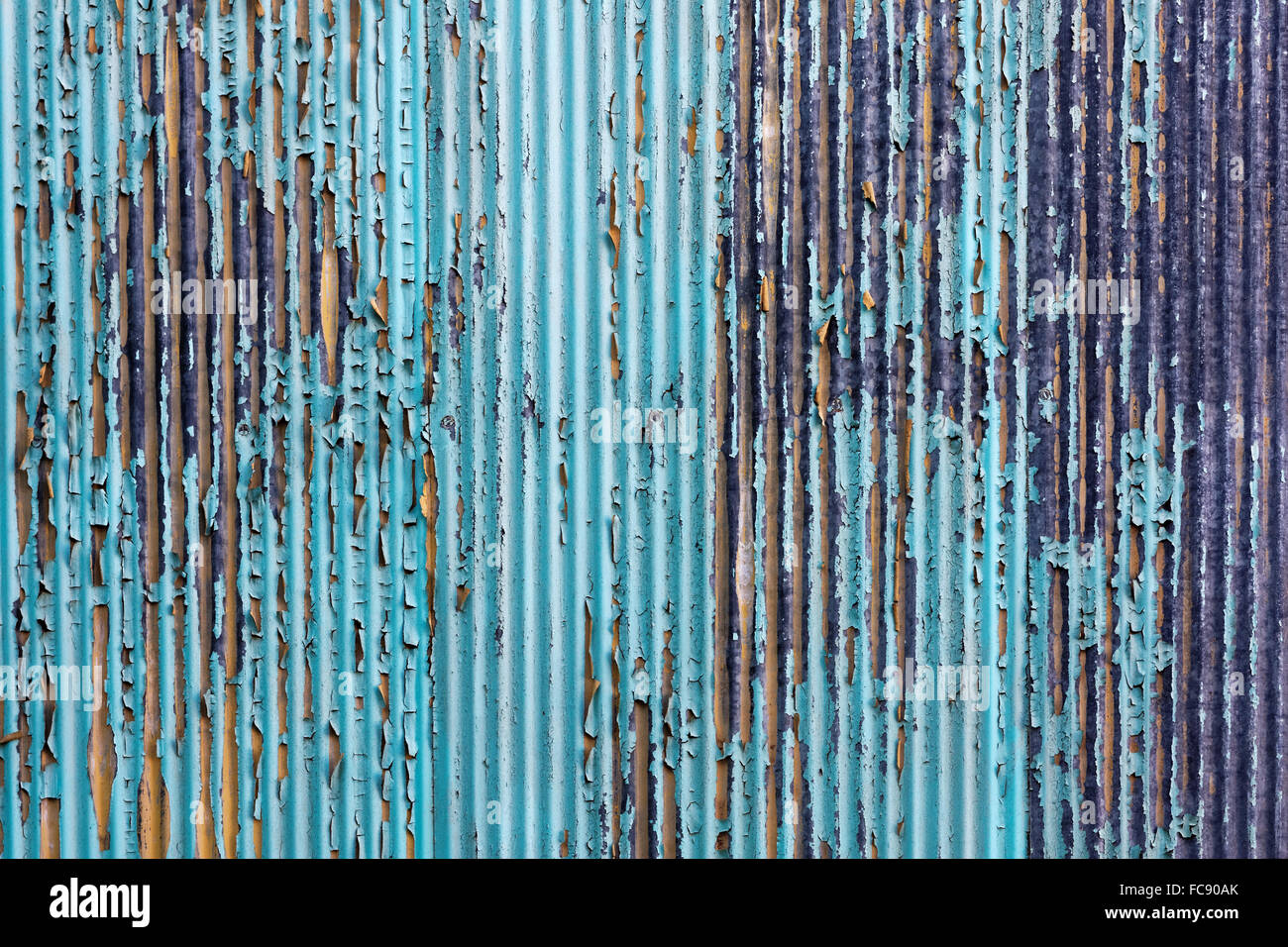 Fer à repasser ancien toit dont la surface est endommagée et écaillée Banque D'Images