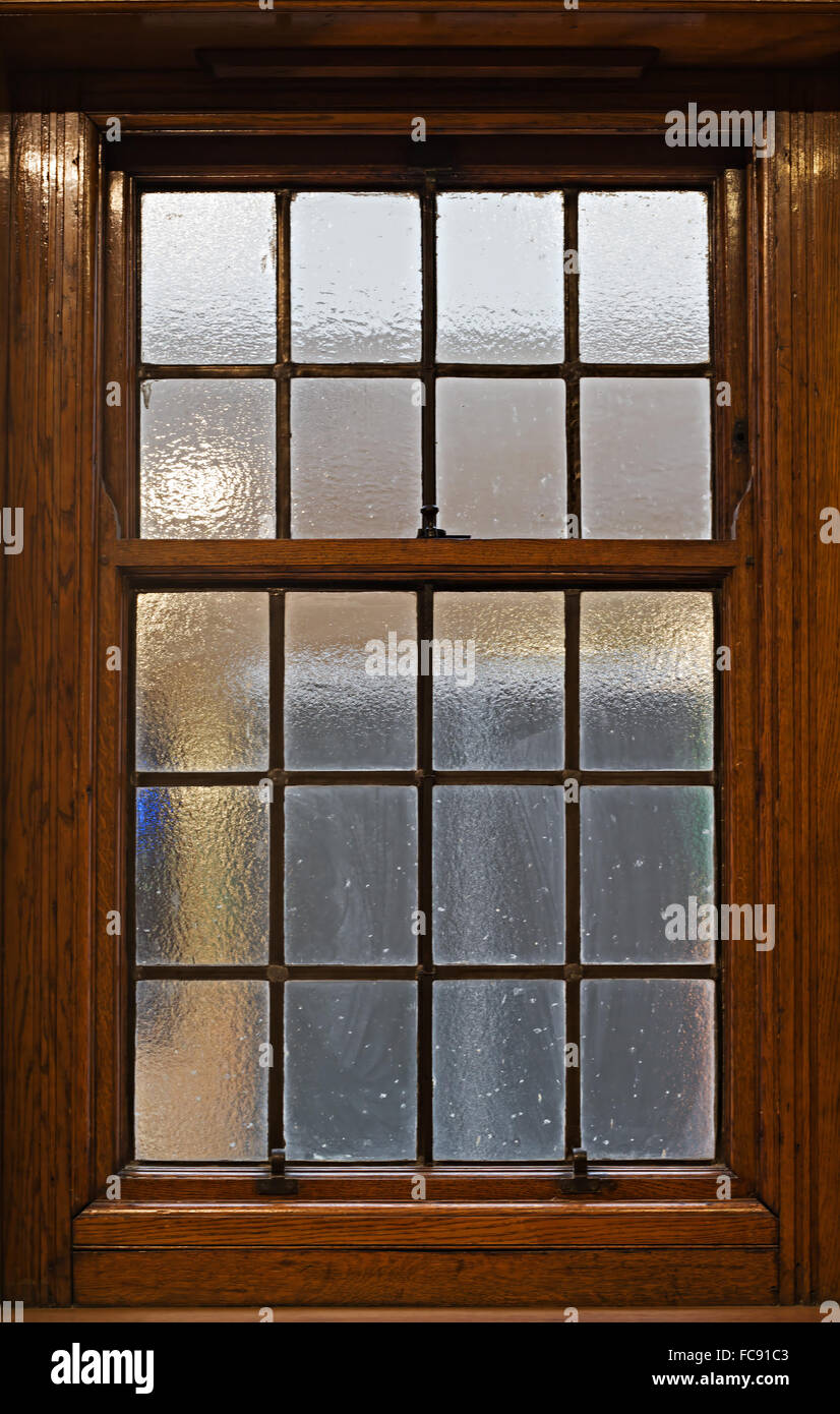 Belle fenêtre à guillotine en chêne massif Photo Stock - Alamy
