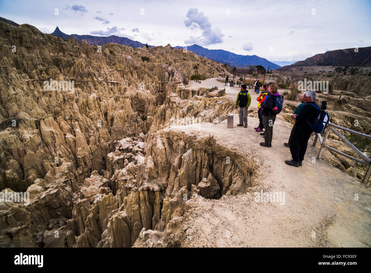 Les touristes à Valle de la Luna (vallée de la lune), La Paz, La Paz, Bolivie, Ministère de l'Amérique du Sud Banque D'Images