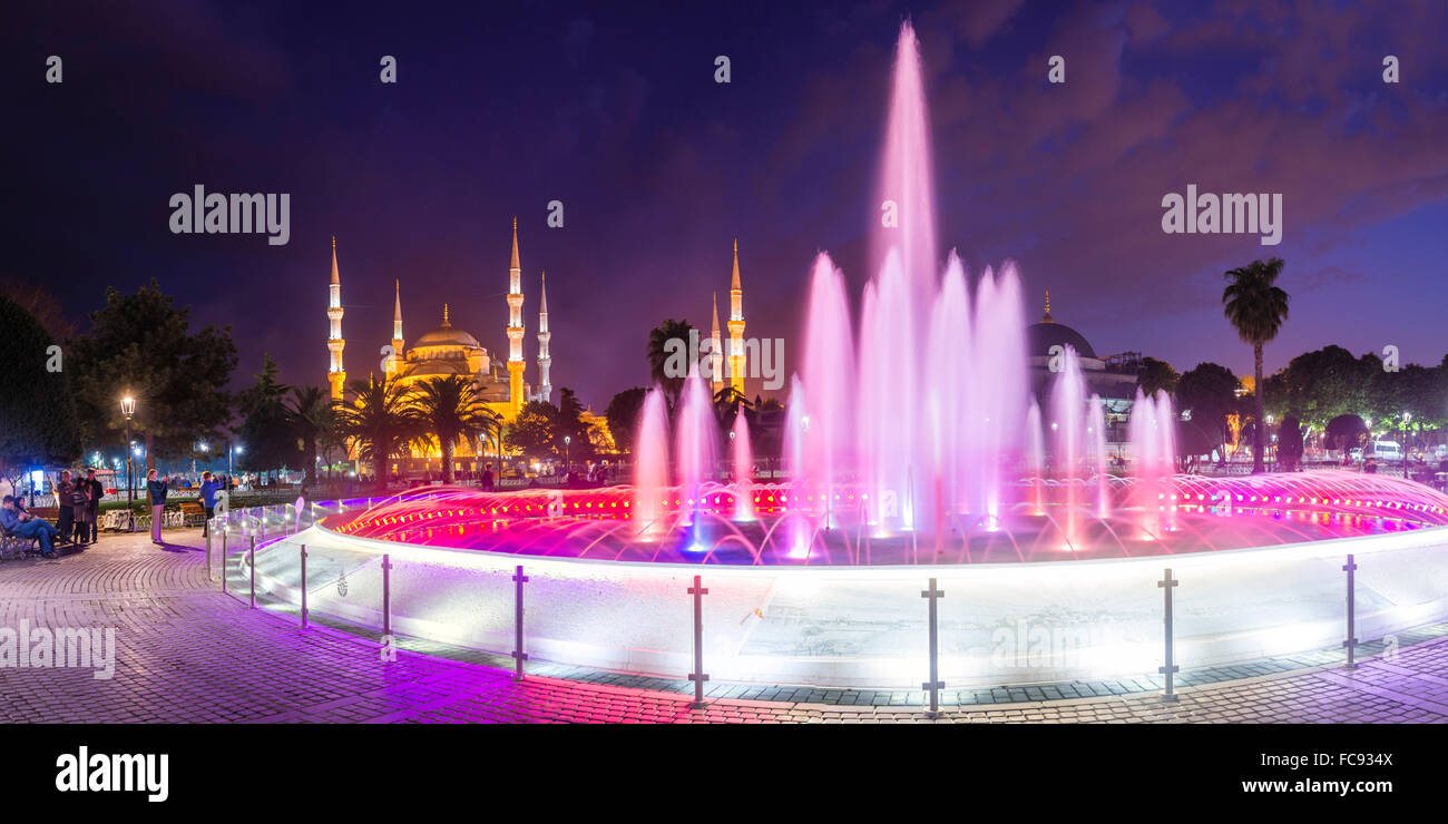 La mosquée bleue (mosquée Sultan Ahmed), site du patrimoine mondial de l'UNESCO, et la Place Sultanahmet fontaine la nuit, Istanbul, Turquie Banque D'Images