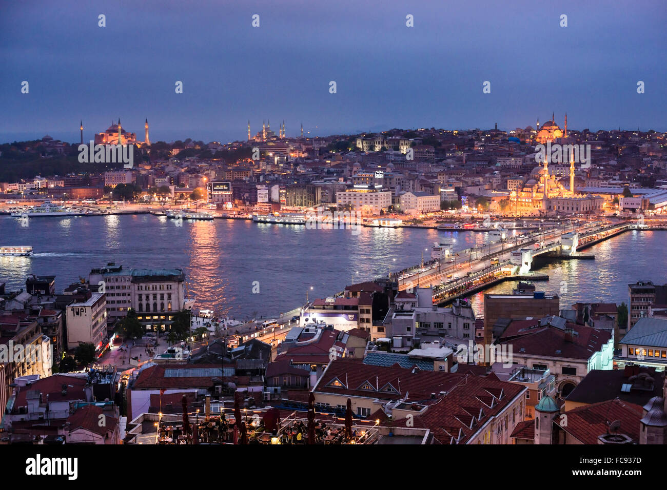 Les mosquées de nuit dans le quartier historique de Sultanahmet d'Istanbul, vu à travers la corne d'or, Istanbul, Turquie, Europe Banque D'Images