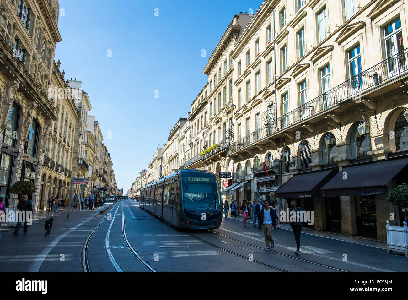 Le tramway roulant à travers le quartier historique de Bordeaux, Aquitaine, France, Europe Banque D'Images