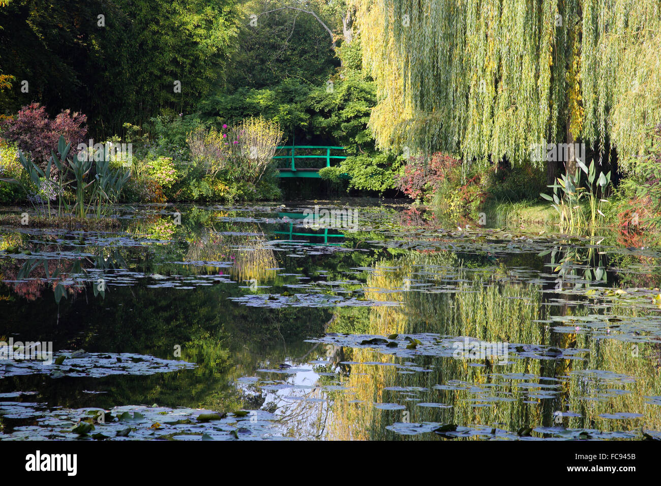Claude Monet jardin d'eau avec son pont japonais qu'il a inclus dans nombre de ses peintures, Giverny, la Normandie, France Banque D'Images