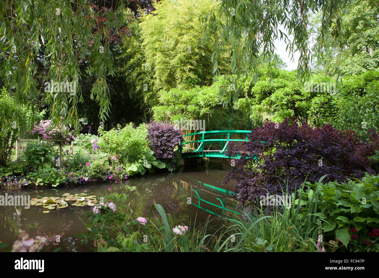 Claude Monet, le pont sur l'étang aux nénuphars, l'inspiration pour beaucoup de peintures de Monet, Giverny, la Normandie, France Banque D'Images