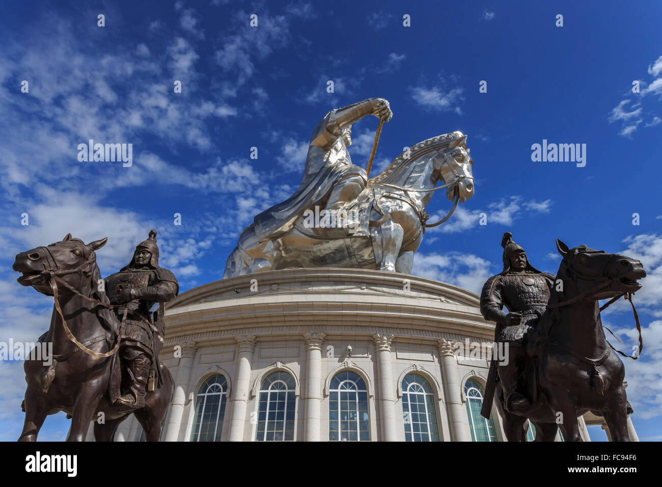 Acier inoxydable argent énorme Chinggis Khaan (Gengis Khan) statue avec ciel bleu, Tsonjin Boldog, Taiwan, la Mongolie centrale Banque D'Images