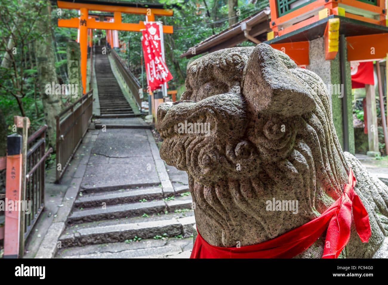 La sculpture sur pierre, Fushimi Inari Taisha, Temple Shinto torii vermillon et portes en bois de forêt, Mont Inari, Kyoto, Japon, Asie Banque D'Images