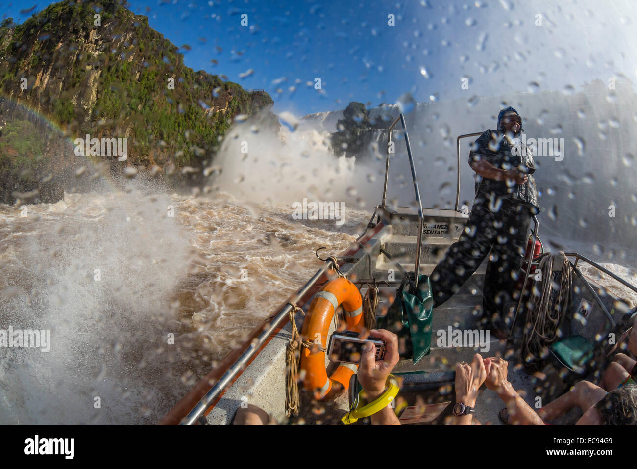 Les touristes prendre un bateau à la base des chutes, Iguazu Falls National Park, UNESCO World Heritage Site, Misiones, Argentine Banque D'Images