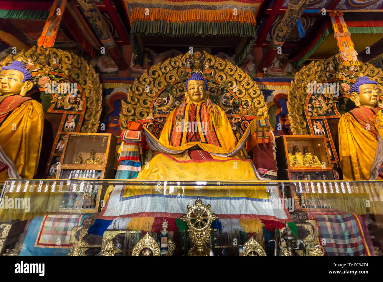 Statues de Bouddha en or et l'affichage des articles, Baruun Zuu temple, Zuu Khiid, Monastère, Kharkhorin (Karakorum), la Mongolie Banque D'Images