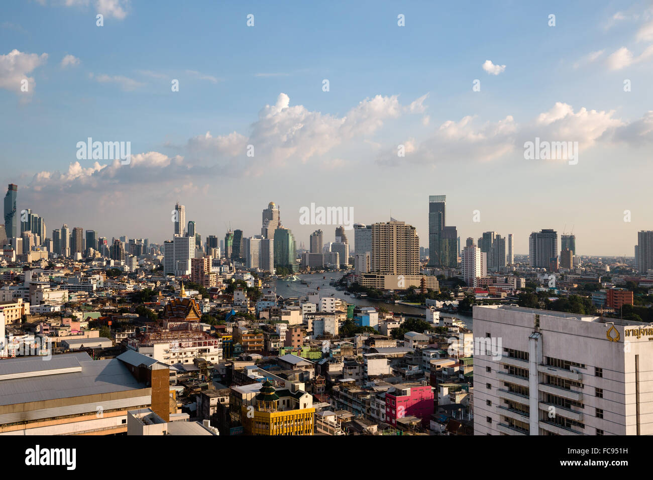 Vue sur la ville, d'horizon, des gratte-ciel, Bang Rak Finances District, District de Silom, Chao Phraya, vue panoramique de la Grande Chine Banque D'Images