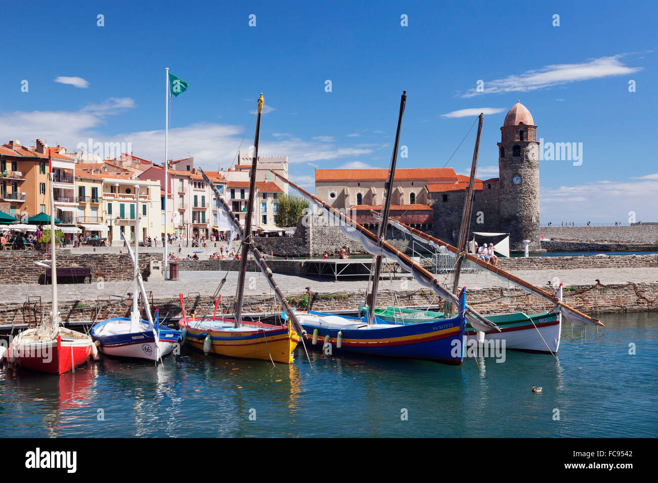 Les bateaux de pêche traditionnels, forteresse de l'Eglise Notre Dame des Anges, Collioure, Pyrénées-Orientales, Languedoc-Roussillon, France Banque D'Images