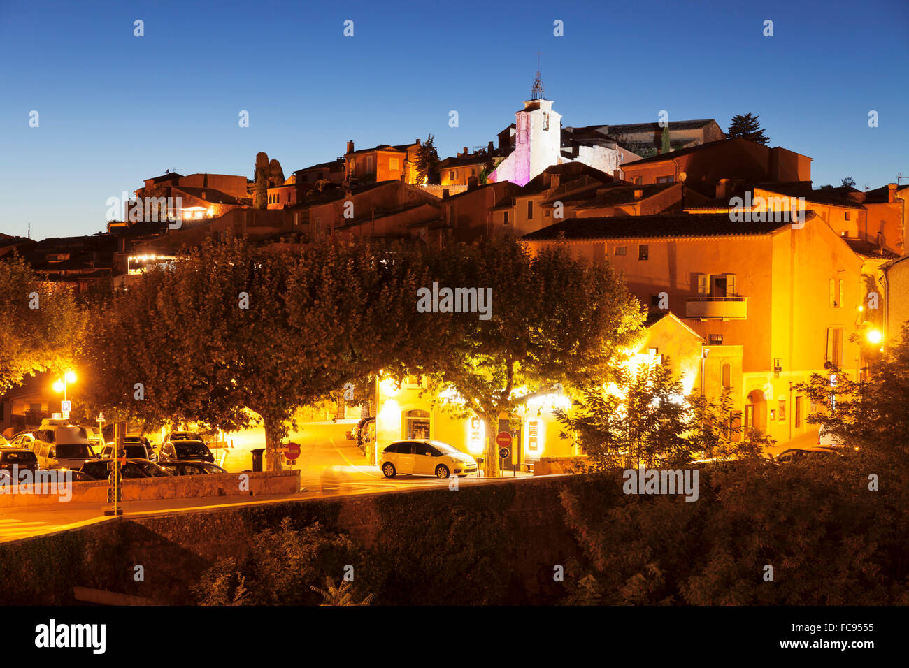 Village perché de Roussillon, les roches de l'ocre, Provence, Provence-Alpes-Côte d'Azur, le sud de la France, France, Europe Banque D'Images