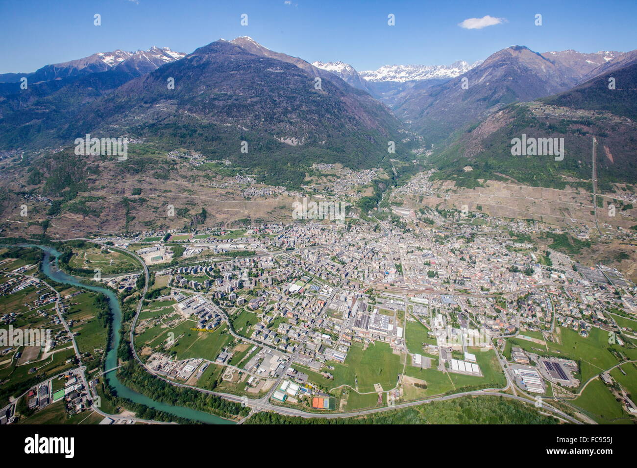 Vue aérienne de Sondrio et groupe de la Bernina, Valtellina, Lombardie, Italie, Europe Banque D'Images