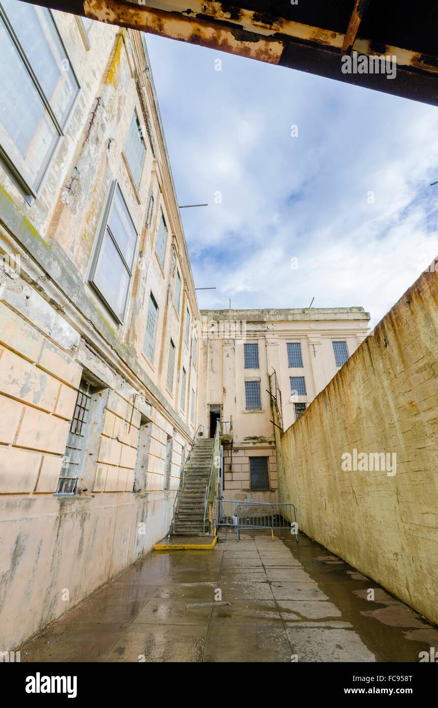 La clôture autour de la cour de récréation sur l'île pénitencier d'Alcatraz, maintenant un musée, à San Francisco, Californie, USA. Une vue de Banque D'Images
