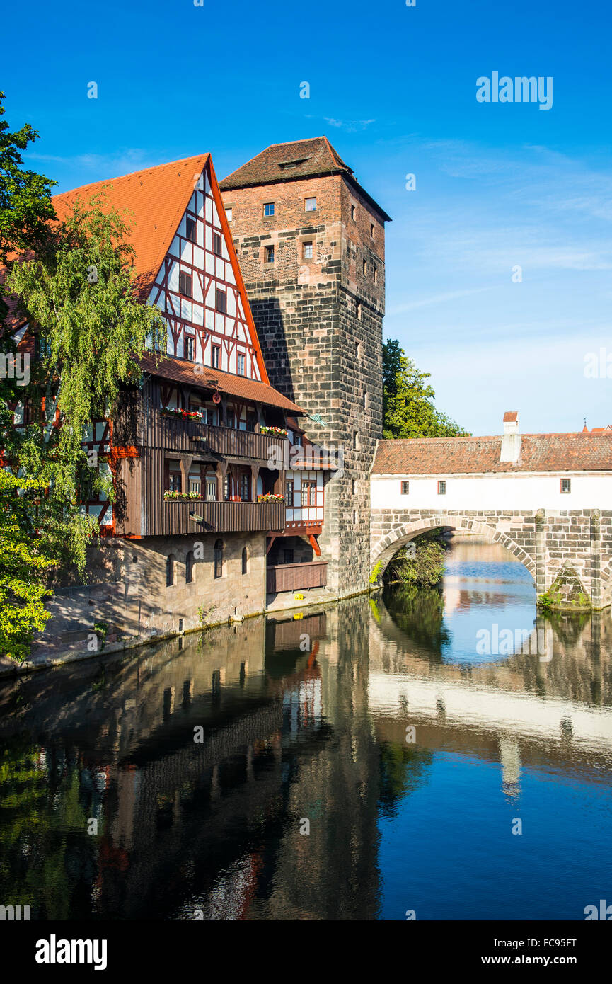 Vieilles maisons à colombages et pendaison tower, Nuremberg, Middle Franconia, Bavaria, Germany, Europe Banque D'Images