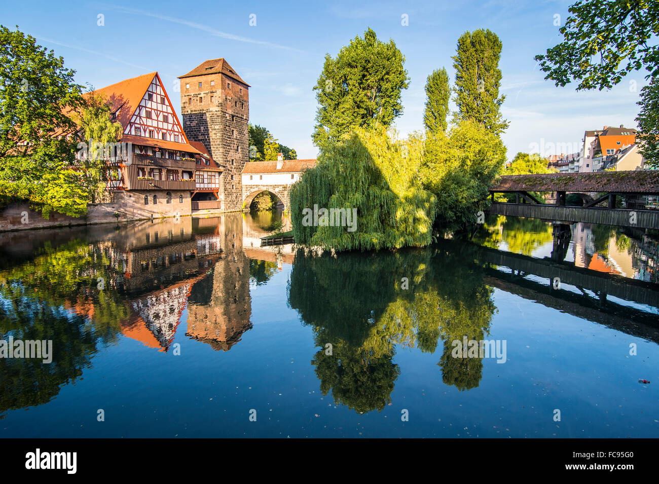 Vieilles maisons à colombages et pendaison tower, Nuremberg, Middle Franconia, Bavaria, Germany, Europe Banque D'Images