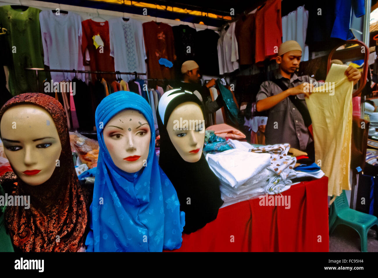 Un vendeur de vêtements islamiques pour femmes dans un centre commercial à travers la mosquée Daarut Tauhiid à Gegerkalong, Bandung, Java Ouest, Indonésie. Banque D'Images
