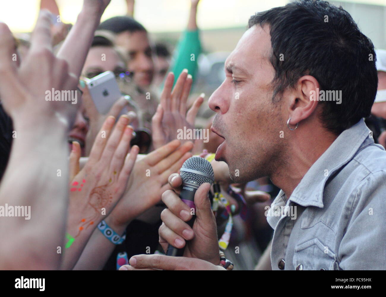 Rick Witter, front-man avec faire sept, s'approche de son public après le saut dans la fosse à la scène Y'a pas festival, UK Banque D'Images