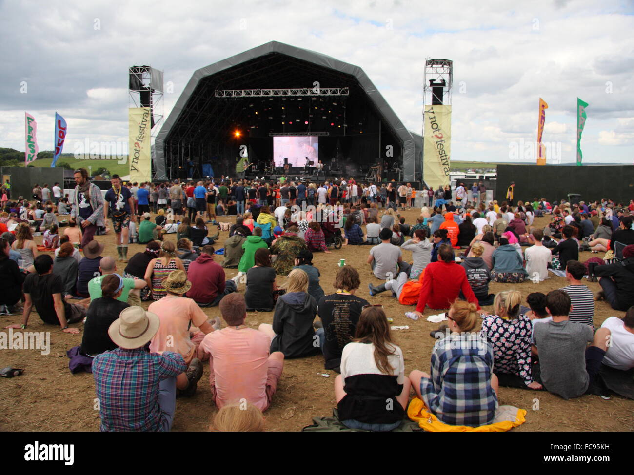 Les festivaliers se réunissent autour de la scène principale au festival de musique, Y'a pas l'Angleterre Derbyshire UK Banque D'Images