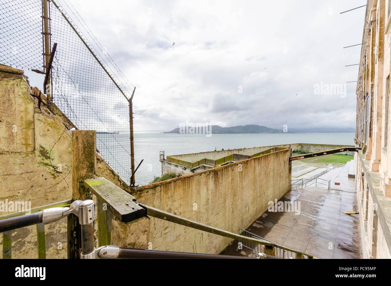La cour de récréation sur l'île pénitencier d'Alcatraz, maintenant un musée, à San Francisco, Californie, USA. Une vue de l'exercice yar Banque D'Images
