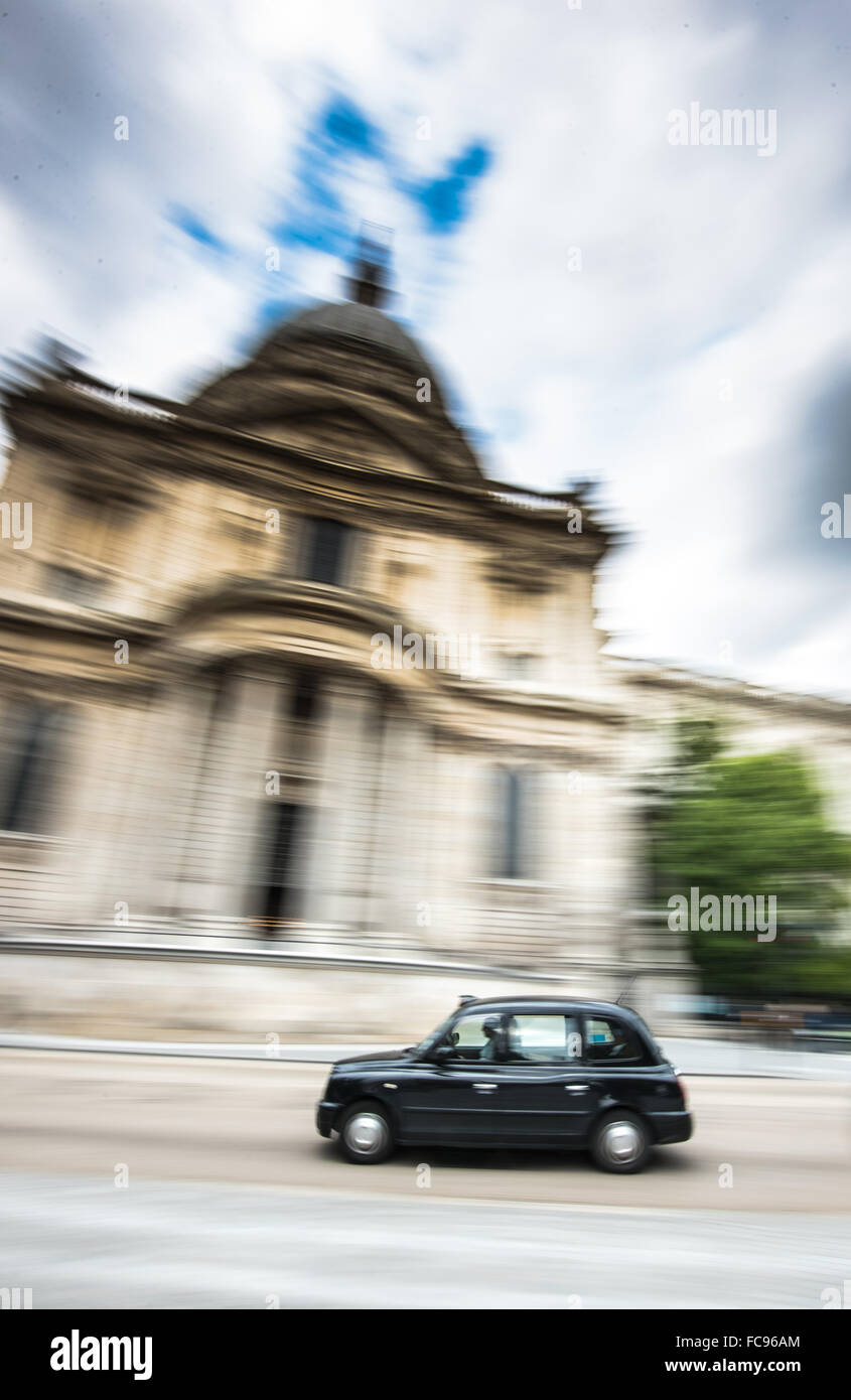 London taxi en passant par St Pauls Cathedral, City of London, Londres, Angleterre, Royaume-Uni, Europe Banque D'Images
