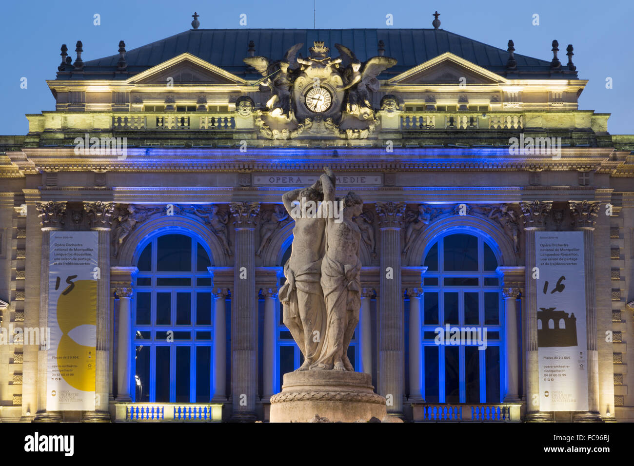 Fontaine des trois Grâces et de l'opéra à la place de la Comédie, dans la ville de Montpellier la nuit, Languedoc-Roussillon, France Banque D'Images
