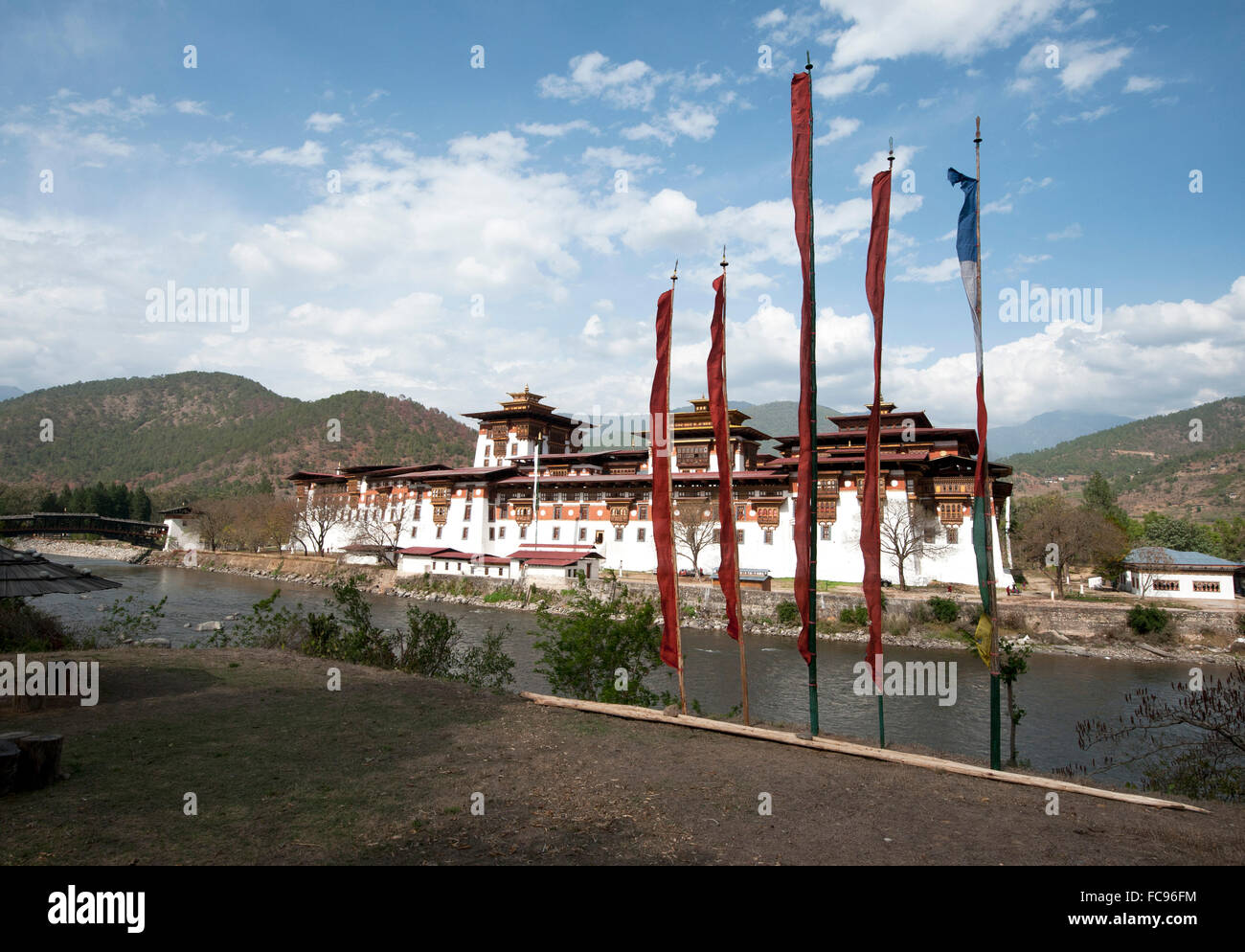 Les drapeaux de prières par Punakha Dzong (monastère), à la confluence de la Pho Chu (père) et Mo Chu (mère), rivières Punakha, Bhoutan Banque D'Images