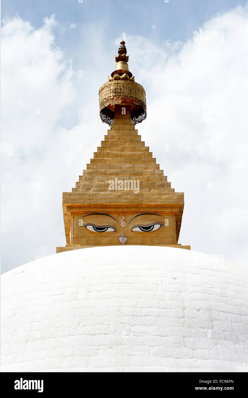 Les yeux de Bouddha sur stupa dans les motifs de Khamsum Yulley Namgyal, consacrée en 1999, Punakha, Bhoutan, Asie de l'Ouest Banque D'Images