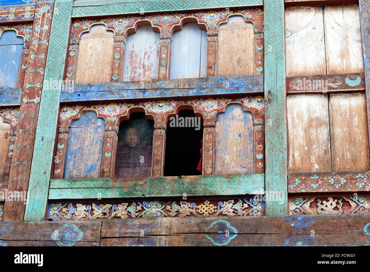 De moine avec la décoloration de la peinture bleue dans Chhoeling Wangdue Palace, besoin de restauration, Bumthang, Bhoutan, Asie Banque D'Images