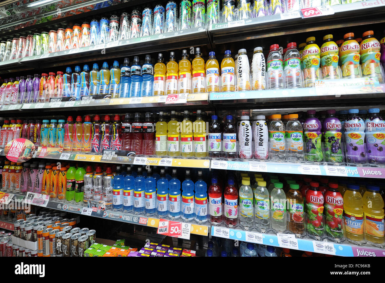 Les boissons gazeuses en vente dans une boutique. Des boissons gazeuses sucrées causent le diabète, les caries et les maladies du coeur. Banque D'Images