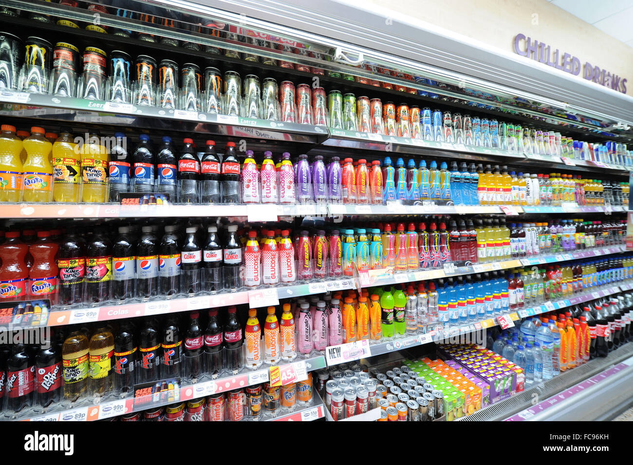Les boissons gazeuses en vente dans une boutique. Des boissons gazeuses sucrées causent le diabète, les caries et les maladies du coeur. Banque D'Images