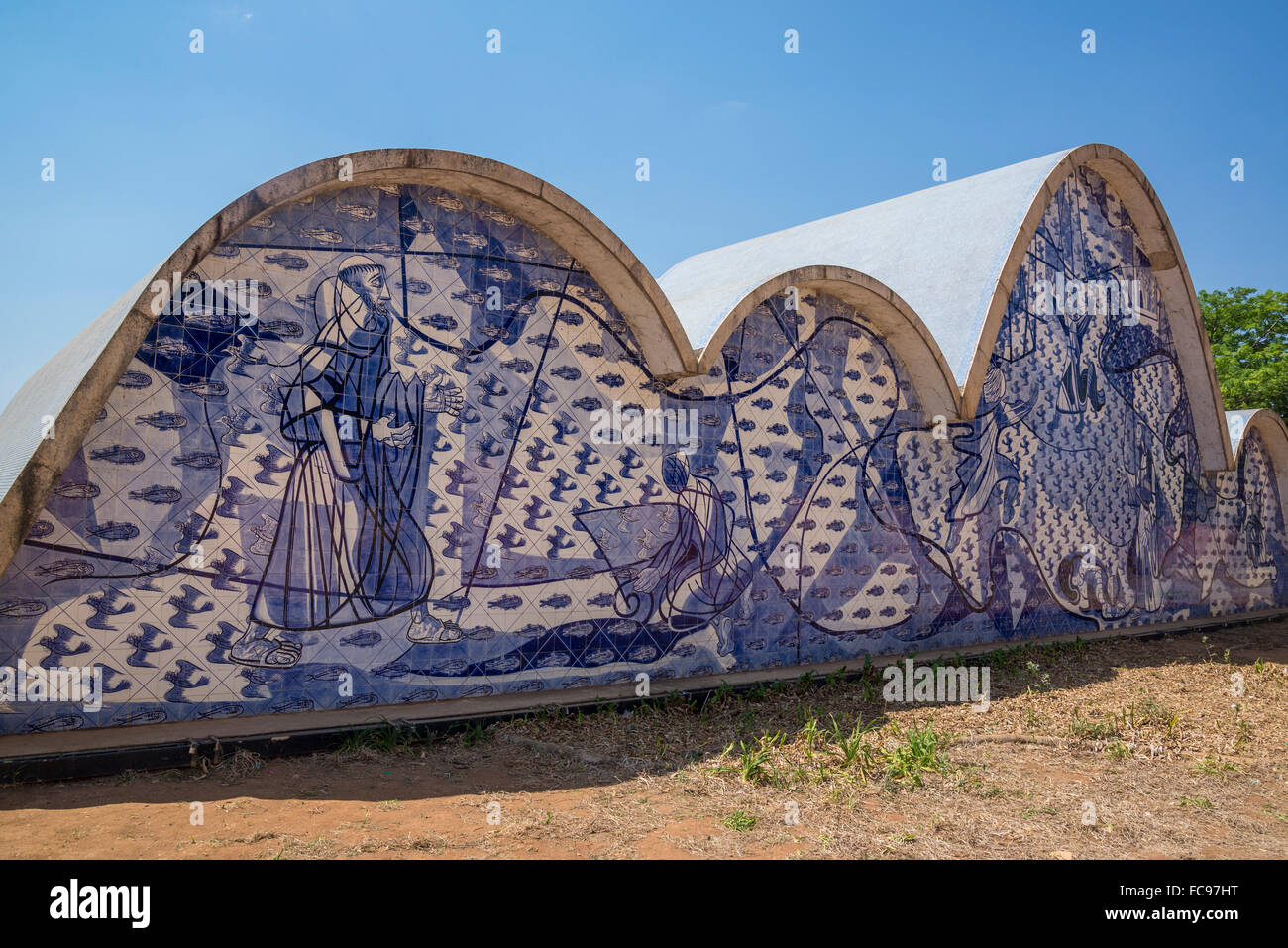 Eglise de Saint François d'Assise, conçu par Oscar Niemeyer, carreaux de mosaïque sur l'arrière de l'église avec des scènes de St Francis l Banque D'Images