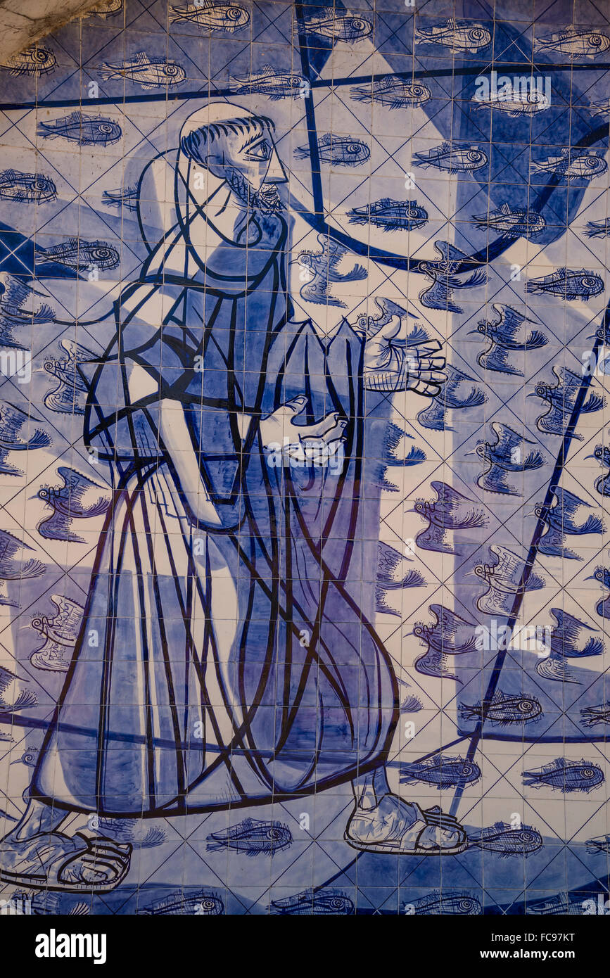 Eglise de Saint François d'Assise, conçu par Oscar Niemeyer, carreaux de mosaïque sur l'arrière de l'église avec des scènes de St Francis l Banque D'Images