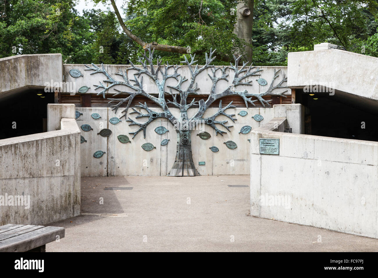 Un Rhizotron composé de pièces de bronze résumé à Kew Gardens Royal Botanical Gardens London England UK Banque D'Images