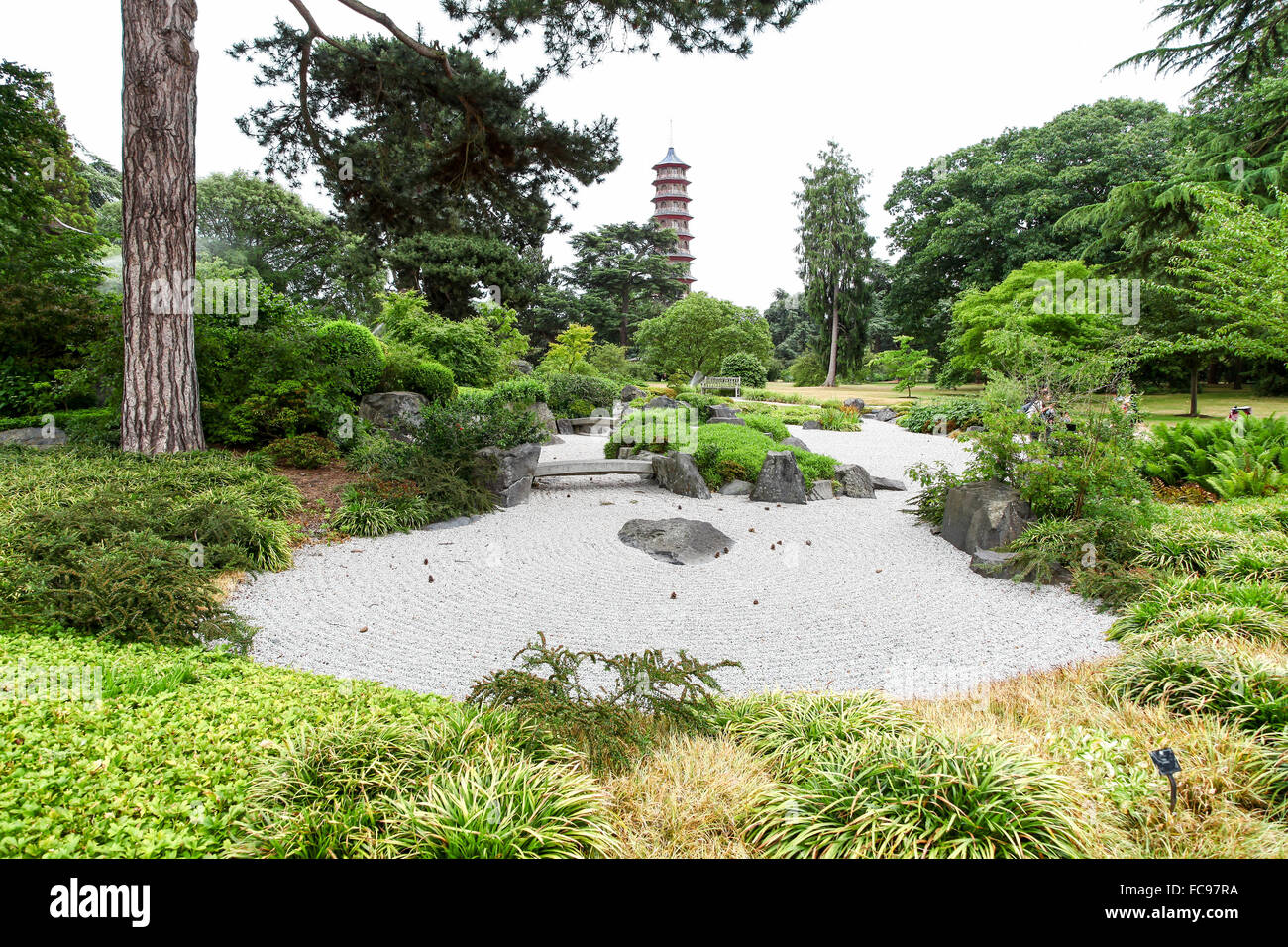 Le jardin japonais avec la pagode chinoise dans l'arrière-plan à Kew Gardens Royal Botanical Gardens London England UK Banque D'Images