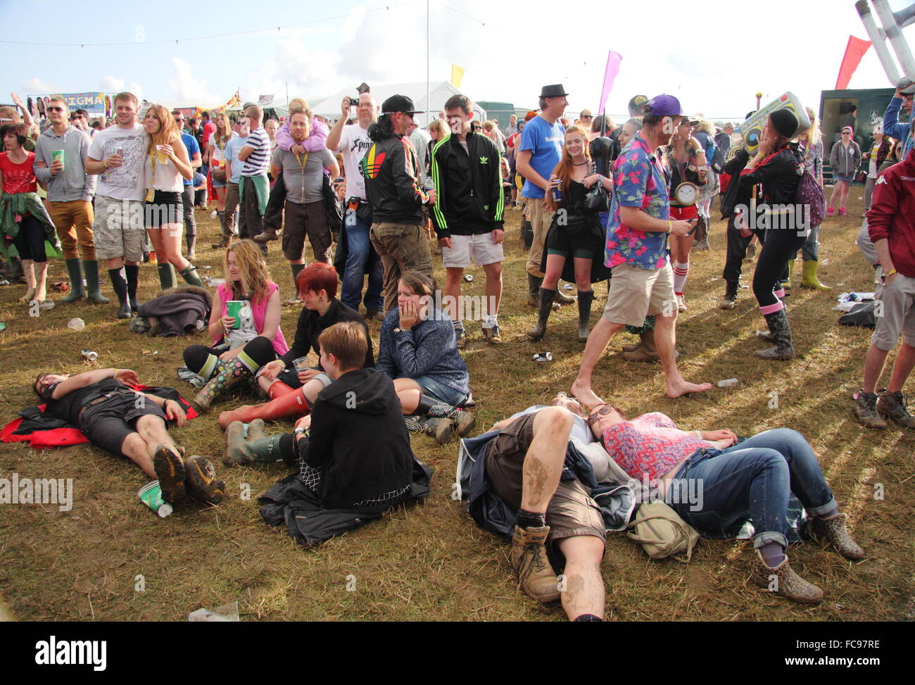 Les festivaliers se détendre dans un champ par la scène principale sur le dernier jour de la fête de la musique, Y'a pas Angleterre Derbyshire UK Banque D'Images