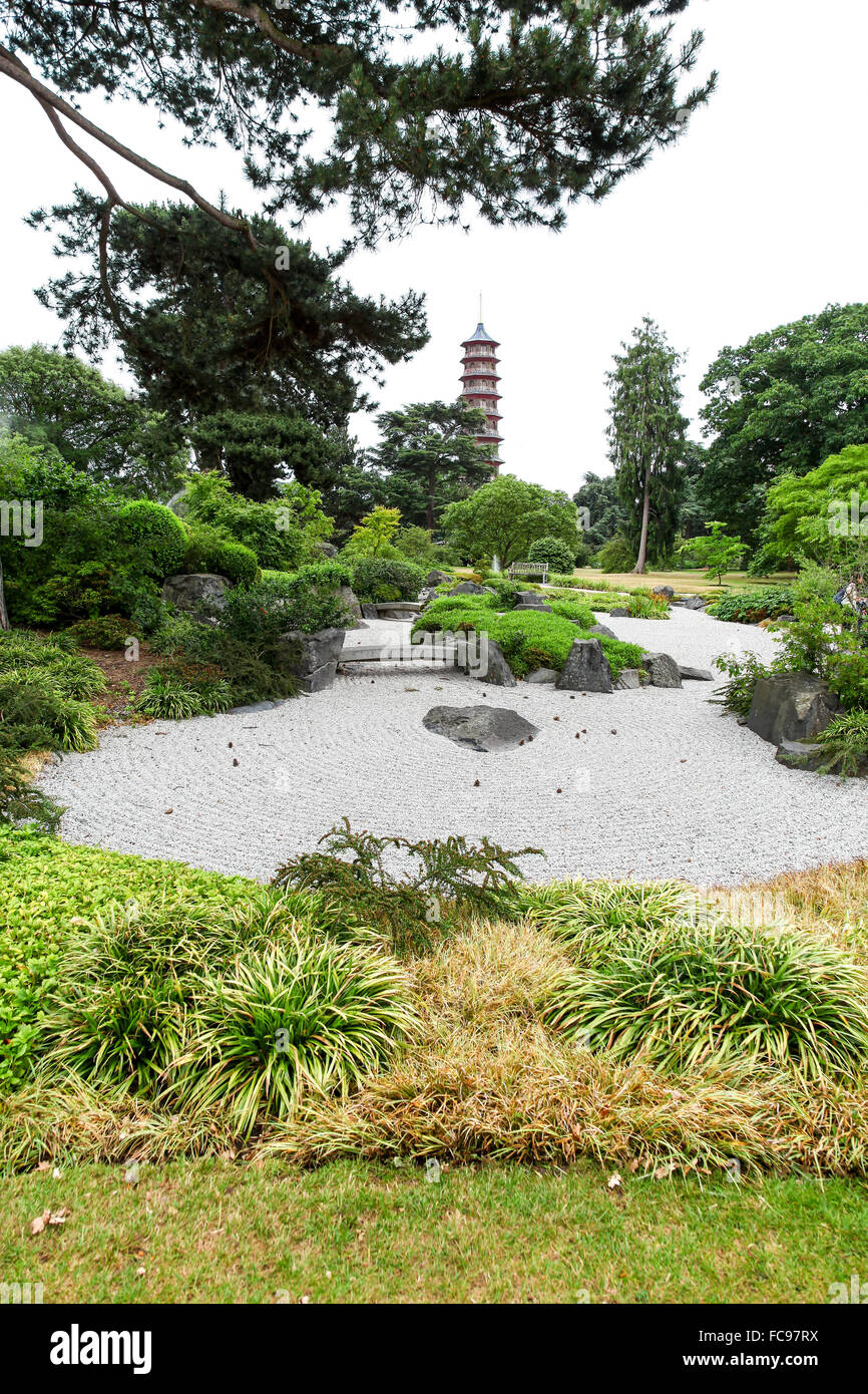 Le jardin japonais avec la pagode chinoise dans l'arrière-plan à Kew Gardens Royal Botanical Gardens London England UK Banque D'Images