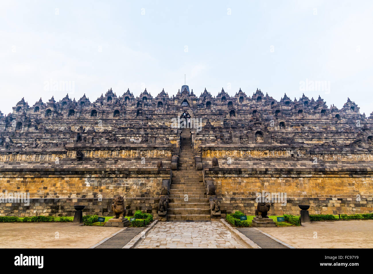 Les magnifiques stupas du complexe du Temple Borobudur, Yogyakarta, Indonésie. Borobudur est le plus grand temple bouddhiste du monde. Banque D'Images