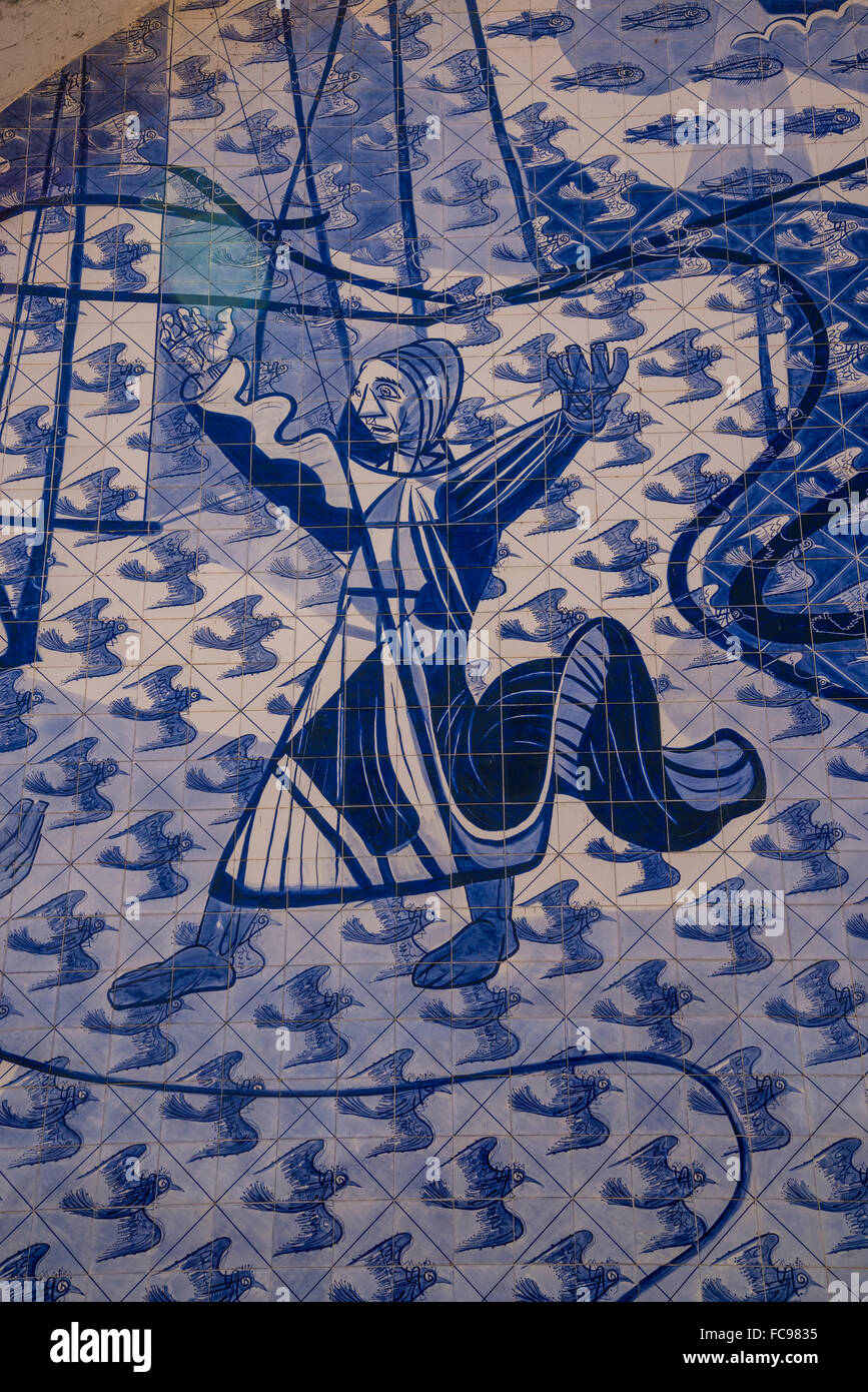 Eglise de Saint François d'Assise, conçu par Oscar Niemeyer, carreaux de mosaïque sur l'arrière de l'église avec des scènes de St Francis l Banque D'Images