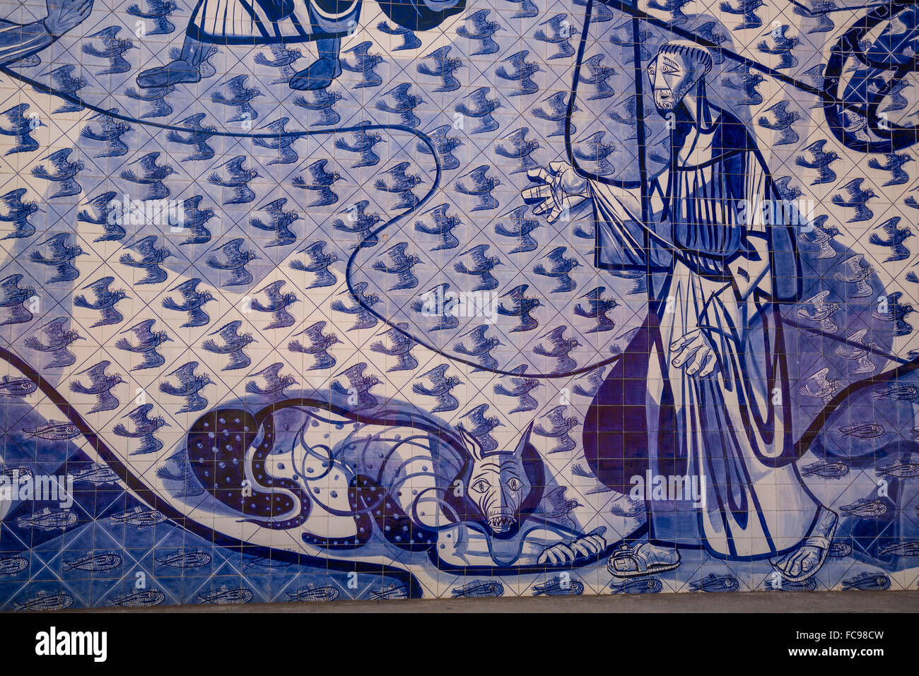 Eglise de Saint François d'Assise, conçu par Oscar Niemeyer, carreaux de mosaïque sur l'arrière de l'église avec des scènes de St Francis l Banque D'Images