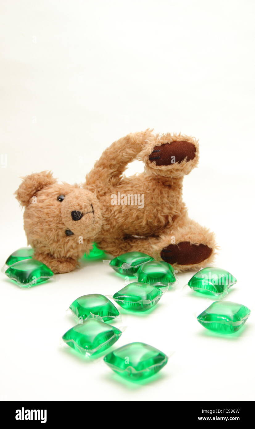Un jouet d'enfant ours établit par le détergent à lessive liquide capsules - UK Banque D'Images
