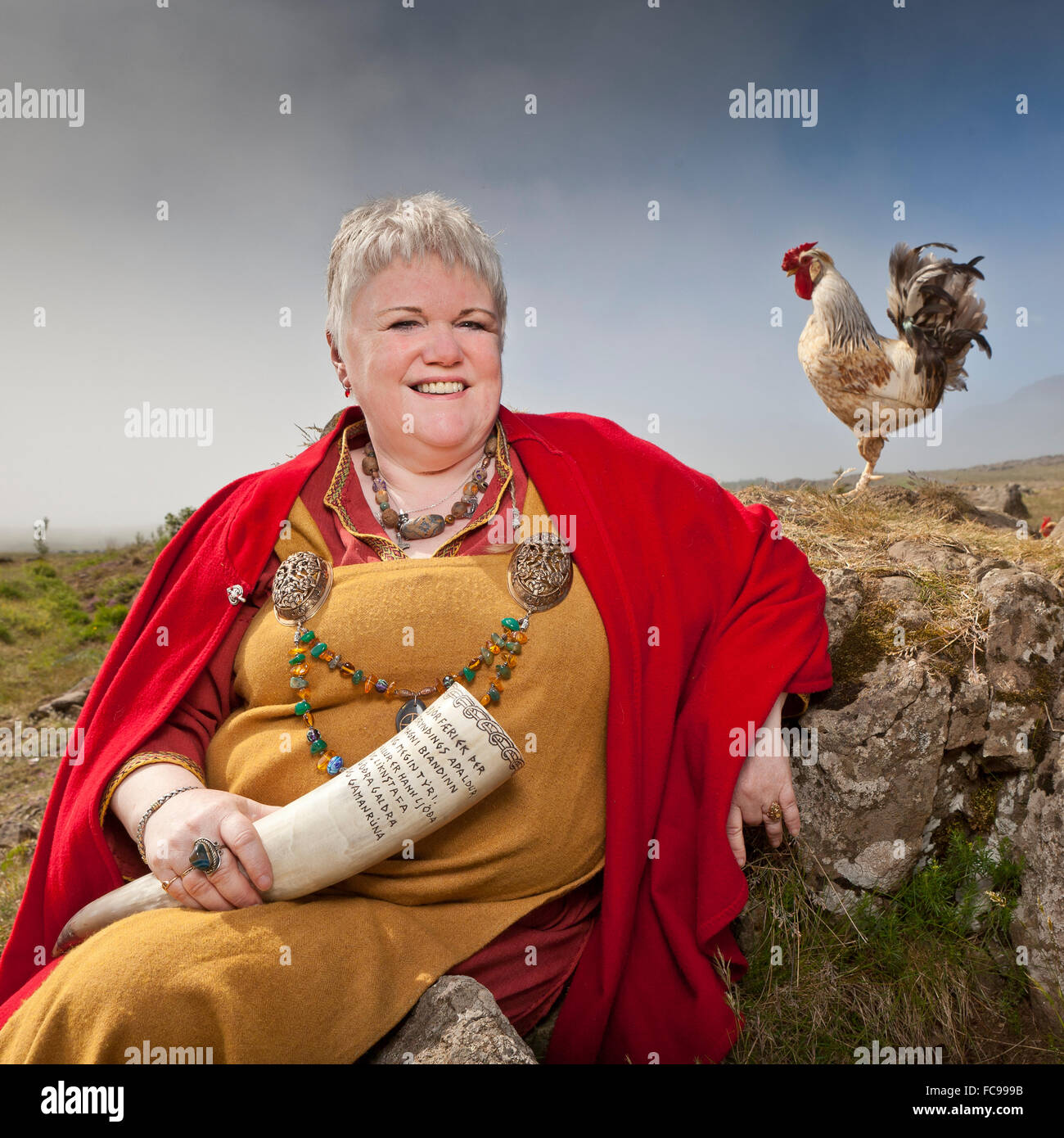 Asa - Prêtre en vêtements traditionnels viking, tenant une corne de taureau. Croyances Asa aussi connu comme le paganisme. Banque D'Images