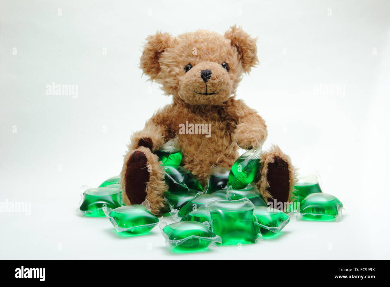 Lessive liquide gélules par un ours en peluche jouet enfant - UK, 2015. Banque D'Images