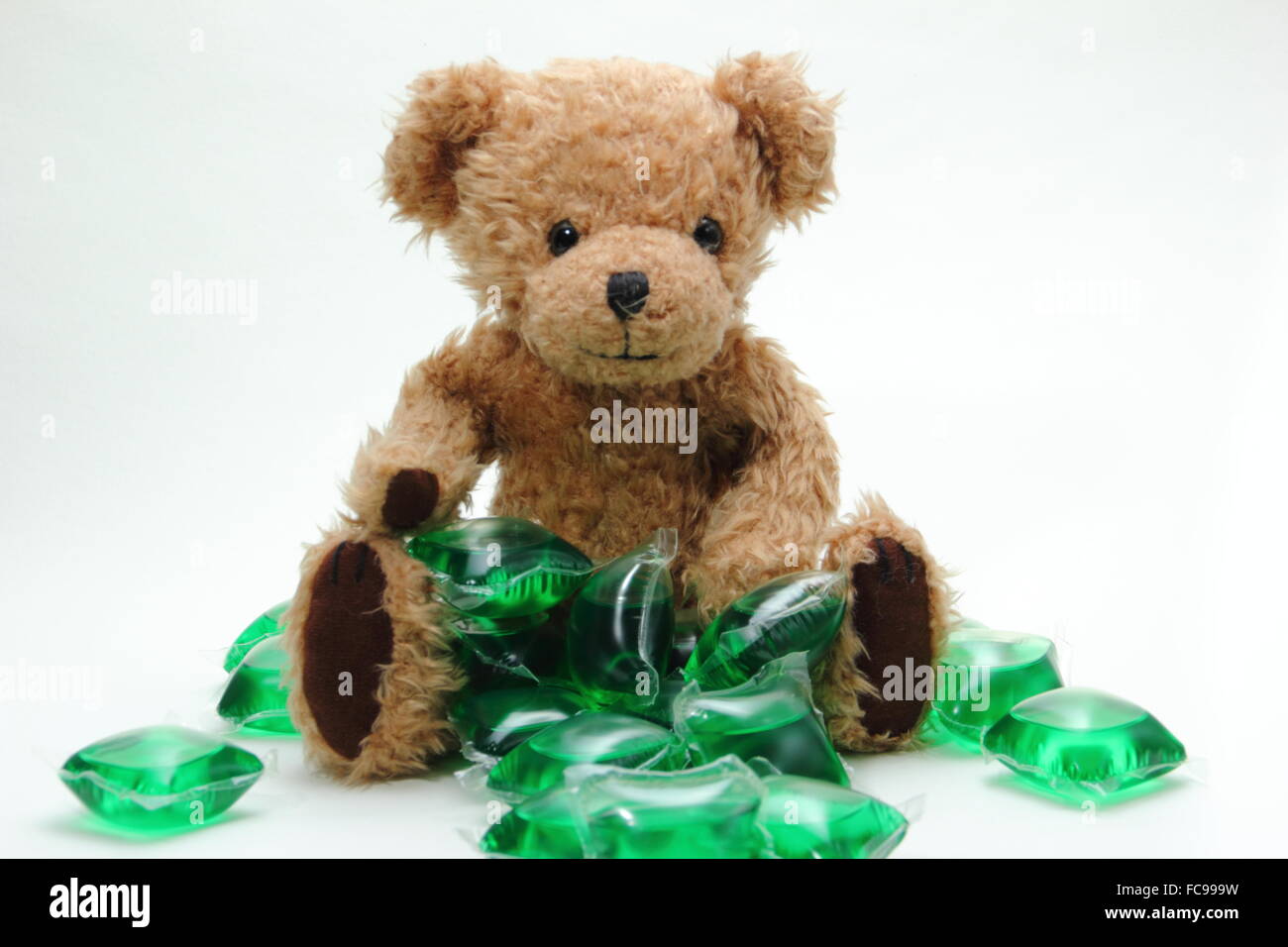 Lessive liquide gélules par un ours en peluche jouet enfant - UK, 2015  Photo Stock - Alamy